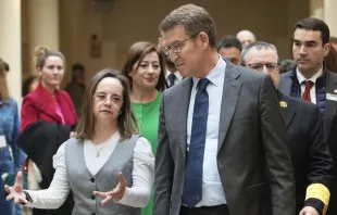 La diputada autonómica valenciana Mar Galcerán, junto al presidente del Partido Popular, Alberto Núñez Feijóo. Crédito: Partido Popular.