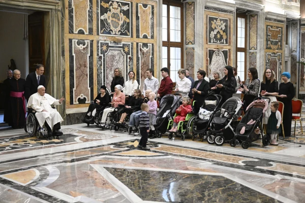 Niño enfermos de cáncer reciben con alegría al Papa Francisco. Crédito: Vatican Media