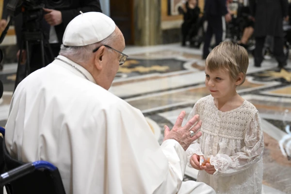 El Papa Francisco saluda a una niña del centro oncológico en Polonia. Crédito: Vatican Media