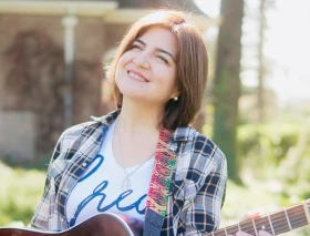 Esta artista católica volvió de la muerte y ahora canta sobre la confianza en Dios