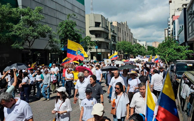 Ecuatorianos marchan contra fallo de Corte Constitucional que avala “niñez trans”