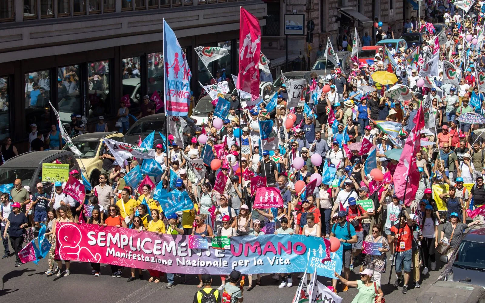 Miles de personas de toda Italia desafiaron el calor del verano para unirse a la Manifestación nacional por la Vida en Roma la tarde del 22 de junio.?w=200&h=150
