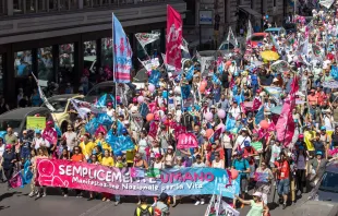 Miles de personas de toda Italia desafiaron el calor del verano para unirse a la Manifestación nacional por la Vida en Roma la tarde del 22 de junio. Crédito: Daniel Ibáñez / EWTN News.