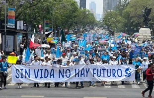 Multitud de participantes en la Marcha por la Vida en Ciudad de México el 27 de abril, manifestando su rechazo al aborto y exigiendo oportunidades para las mujeres embarazadas. Crédito: Pasos por la Vida.