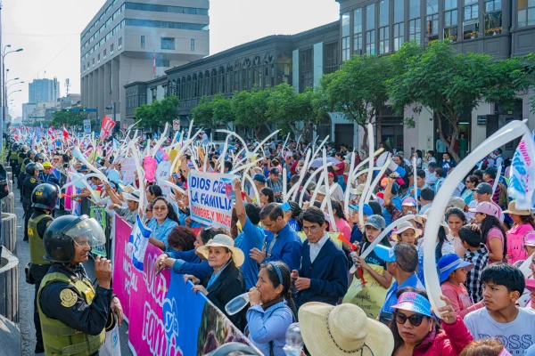 Thousands march in defense of marriage and against the civil union project in Peru. Credit: Courtesy of Wilmer Pallarco