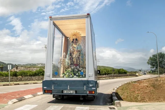 ¿Sabías que la Virgen María también tiene un "papamóvil" en España?