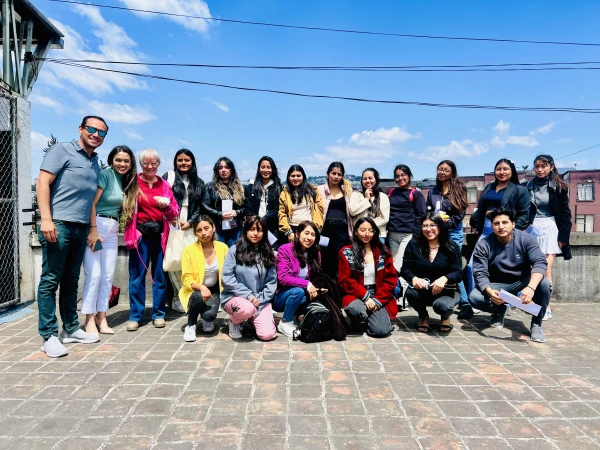 Margaret Fellker y los estudiantes ecuatorianos que forman parte del David’s Educational Opportunity Fund. Crédito: David’s Educational Opportunity Fund