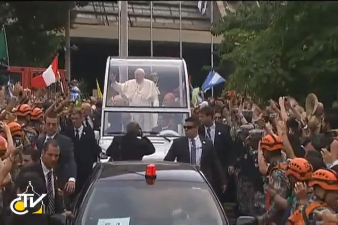 FOTOS: Así fue el primer recorrido del Papa Francisco por las calles de Río