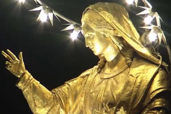 María Auxiliadora en la cúpula más alta de su Basílica de Turín