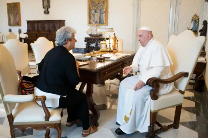 La teóloga María Campatelli se reúne con el Papa Francisco.