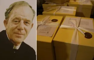 El Padre Mario Pantaleo (der.) y las cajas selladas con los documentos de la fase diocesana de la causa de beatificación. Crédito: Canal Orbe 21