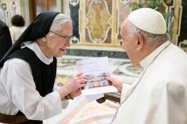 La madre Martha Driscoll se reunió con el Papa Francisco durante la reunión plenaria del Dicasterio para el Clero el 6 de junio de 2024. Le dijo al Papa que las hermanas del Monasterio de Gedono estaban rezando por él antes de su viaje a Indonesia del 3 al 6 de septiembre de 2024. Crédito: Vatican Media