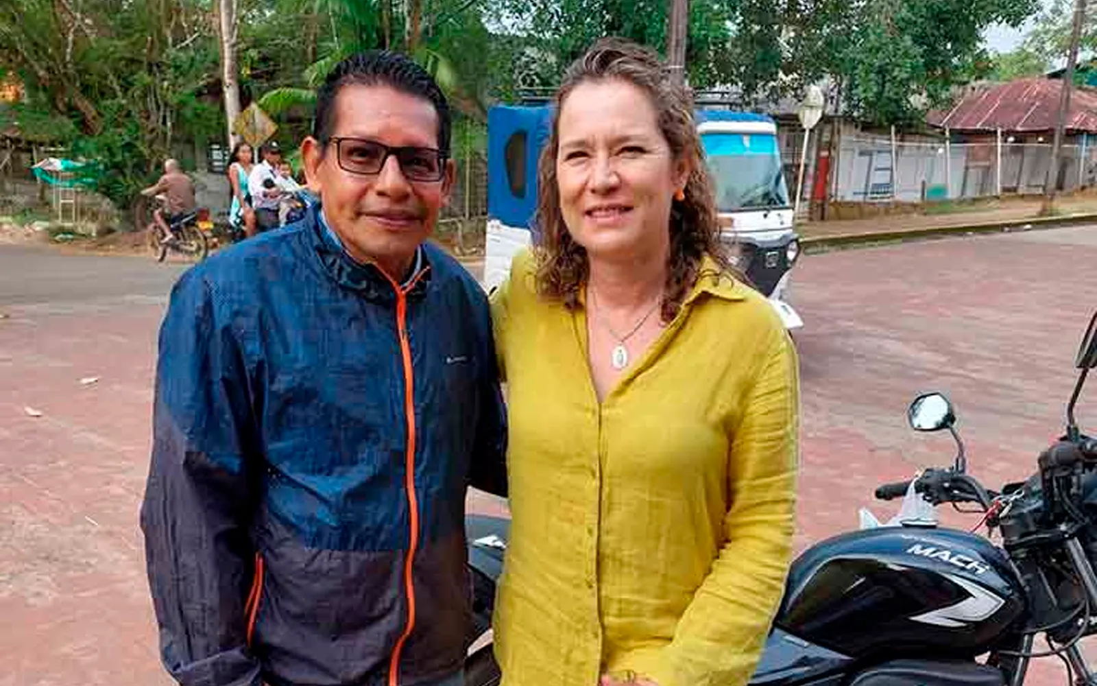 Martín Alberto Peña, benefactor de AIN en Mitú, con María Inés Espinosa, directora de la oficina de ACN Colombia.?w=200&h=150