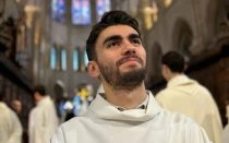 Martín Muñoz Ledo Arriaga, monaguillo mexicano, en la Catedral de Notre Dame de París.