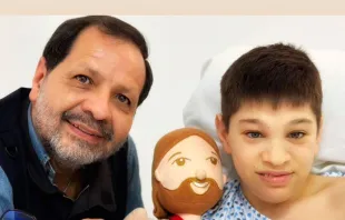 Martín Valverde y su hijo Pablo, "un guerrero de Dios". Crédito: Facebook Martín Valverde Rojas