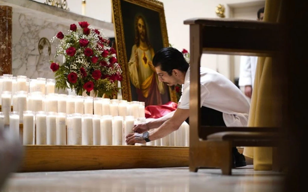 Las velas encendidas en la Iglesia del Sagrado Corazón, por los fallecidos en la masacre de Uvalde.?w=200&h=150