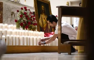 Las velas encendidas en la Iglesia del Sagrado Corazón, por los fallecidos en la masacre de Uvalde. Crédito: Catholic Extension