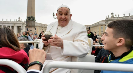 Ofrecen mate al Papa Francisco durante una Audiencia General