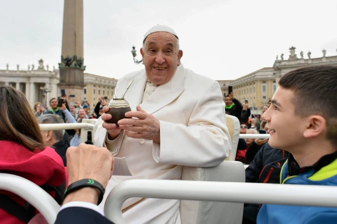 Ofrecen mate al Papa Francisco durante una Audiencia General