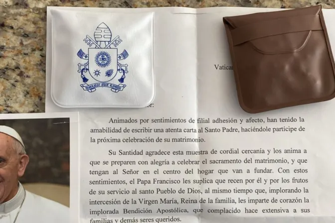 Jóvenes católicos invitan al Papa Francisco a su boda y él les manda un especial regalo