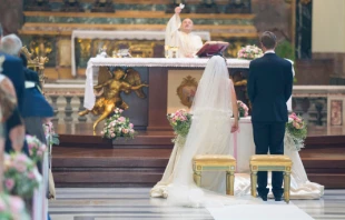 Ceremonia de matrimonio en la Iglesia Católica. Crédito: Alexéi Smyshlyaev - Shutterstock