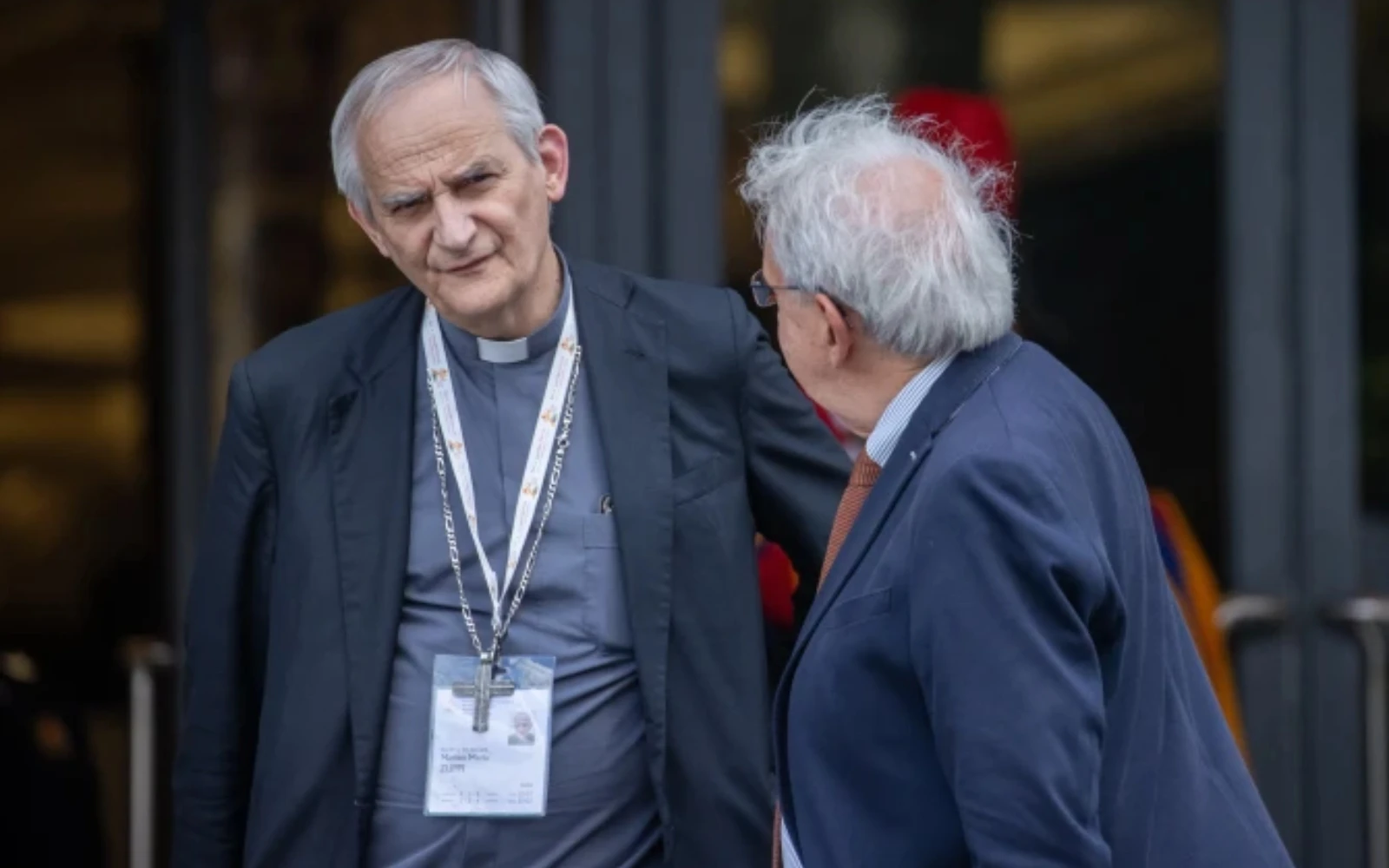 El Cardenal Matteo Zuppi (izquierda) llega al Vaticano para las reuniones del Sínodo sobre la Sinodalidad el 10 de octubre de 2024.?w=200&h=150