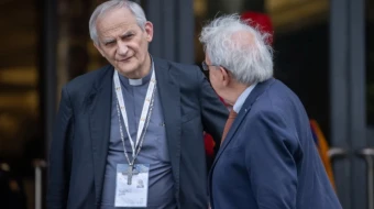 El Cardenal Matteo Zuppi (izquierda) llega al Vaticano para las reuniones del Sínodo sobre la Sinodalidad el 10 de octubre de 2024.