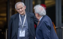 El Cardenal Matteo Zuppi (izquierda) llega al Vaticano para las reuniones del Sínodo sobre la Sinodalidad el 10 de octubre de 2024.