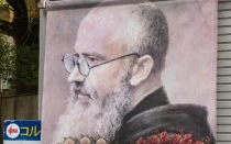 Imagen de San Maximiliano Kolbe frente a su primera casa en Nagasaki, Japón.