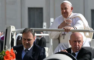 El Papa Francisco saluda a los fieles desde el papamóvil acompañado de Daniele Cherubini (izquierda) Crédito: Vatican Media