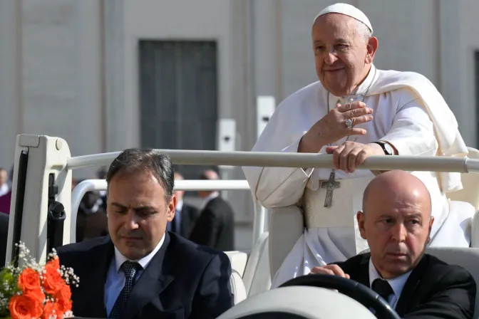 El Papa Francisco saluda a los fieles desde el papamóvil acompañado de Daniele Cherubini (izquierda)
