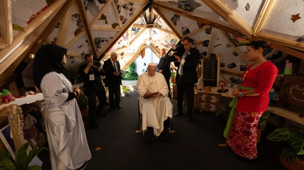 Pope Francis meeting with the Scholas community in Indonesia. Credit: Scholas happening