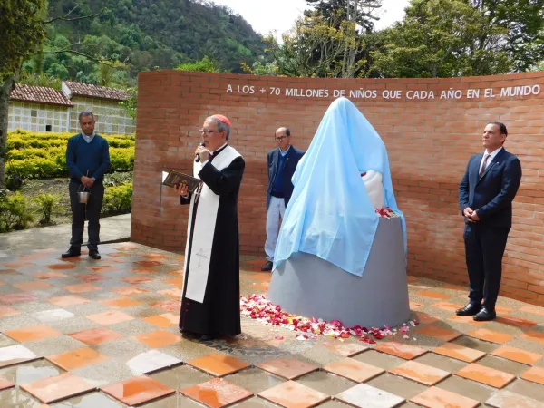 El Arzobispo de Bogotá, Cardenal Luis José Rueda Aparicio, durante la inauguración del memorial “María, madre de los niños no nacidos”. Crédito: El Catolicismo.