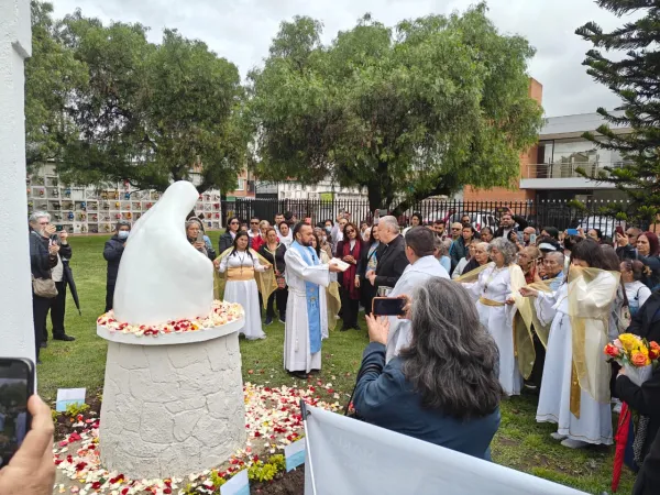 El Obispo de Fontibón, Mons. Juan Vicente Córdoba, bendice el memorial “María, madre de los niños no nacidos”. Crédito: El Catolicismo.