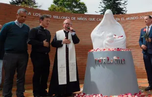 El Arzobispo de Bogotá, Cardenal Luis José Rueda Aparicio, inaugura el memorial "María, madre de los no nacidos". Crédito: El Catolicismo.