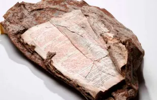 Fragmento de la Biblia incrustado en un trozo de acero fundido, entre los escombros del 11 de septiembre en Nueva York. Crédito: Matt Flynn - Museo Conmemorativo Nacional del 11 de septiembre