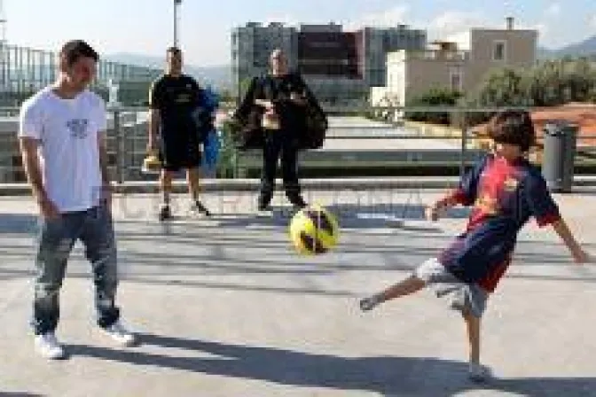 VIDEO: Gabriel, el niño sin pies que jugó fútbol con Messi, derriba mito del aborto eugenésico