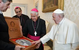 Obispos de México entregan regalo al Papa Francisco. Crédito: Vatican Media 
