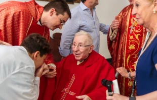 El P. Gaspar Bustos, recibe el saludo de un seminarista. Crédito: Diócesis de Córdoba (España).