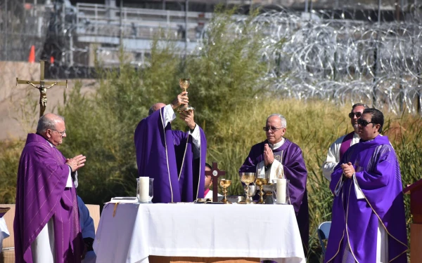 (De izquierda a derecha) Mons. Peter Baldacchino, Mons. José Guadalupe Torres Campos, Mons. Mark Joseph Seitz y sacerdotes que acompañaron la Misa. Crédito: Diócesis de Ciudad Juárez