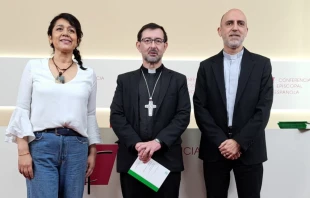 Melania Flores, peruana residente en Madrid; el Cardenal José Cobo; y el sacerdote dominico Xabier Gómez. Crédito: Nicolás de Cárdenas / ACI Prensa.