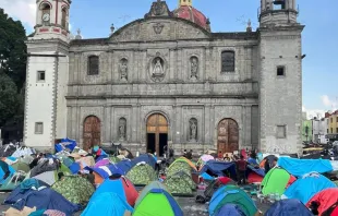 Campamento migrante establecido en la parroquia de la Santa Cruz y Muestra Señora de la Soledad en el centro de la Ciudad de México. Crédito: Pastoral de Movilidad Humana Arquidiócesis Primada de México