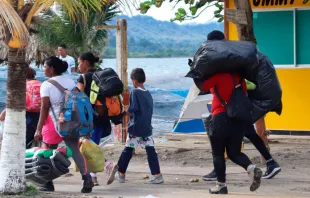 Grupo de migrantes en el municipio colombiano de Necoclí. Crédito: Cortesía Cáritas Colombiana.