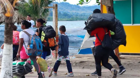 Migrantes en el municipio colombiano de Necoclí.