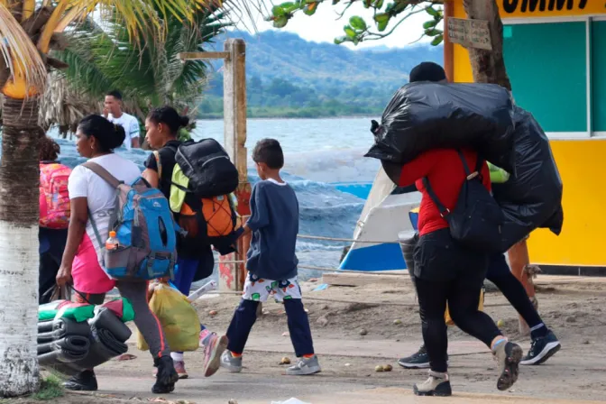 Migrantes en el municipio colombiano de Necoclí.