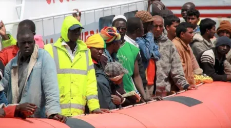 Migrantes africanos rescatados en un barco.