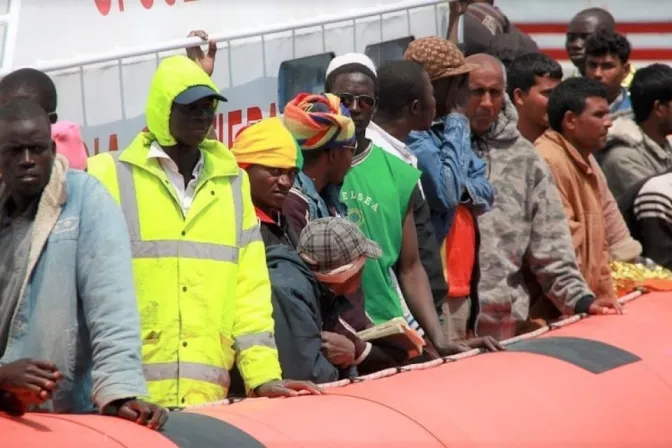 Migrantes africanos rescatados en un barco.