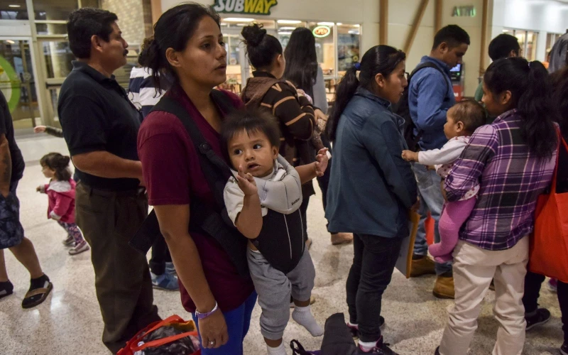 ¿Cómo la Iglesia Católica colabora con el gobierno de Estados Unidos para ayudar a los migrantes?