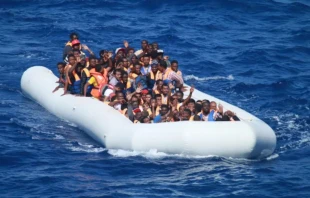 Los migrantes a bordo de un barco inflable en el mar Mediterráneo se acercan a un destructor de los EEUU. Crédito: Comandante, Fuerzas Navales de EE. UU. Europa-África/Sexta Flota de EE. UU., dominio público, a través de Wikimedia Commons.