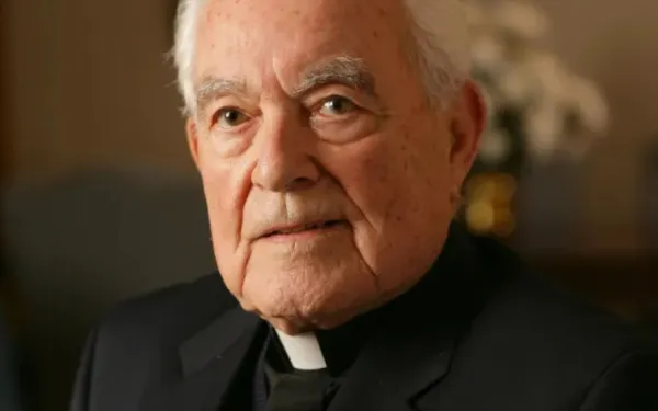 “No basta con simpatizar con las aspiraciones y la difícil situación de los inmigrantes ilegales. También debemos considerar las consecuencias de no controlar nuestras fronteras”, dijo el difunto P. Theodore Hesburgh, quien se desempeñó como presidente de la Comisión Selecta de Política de Inmigración y Refugiados de Estados Unidos, creada por el Congreso de Estados Unidos a principios de los años 1980. Crédito: Foto cortesía de la Universidad de Notre Dame.